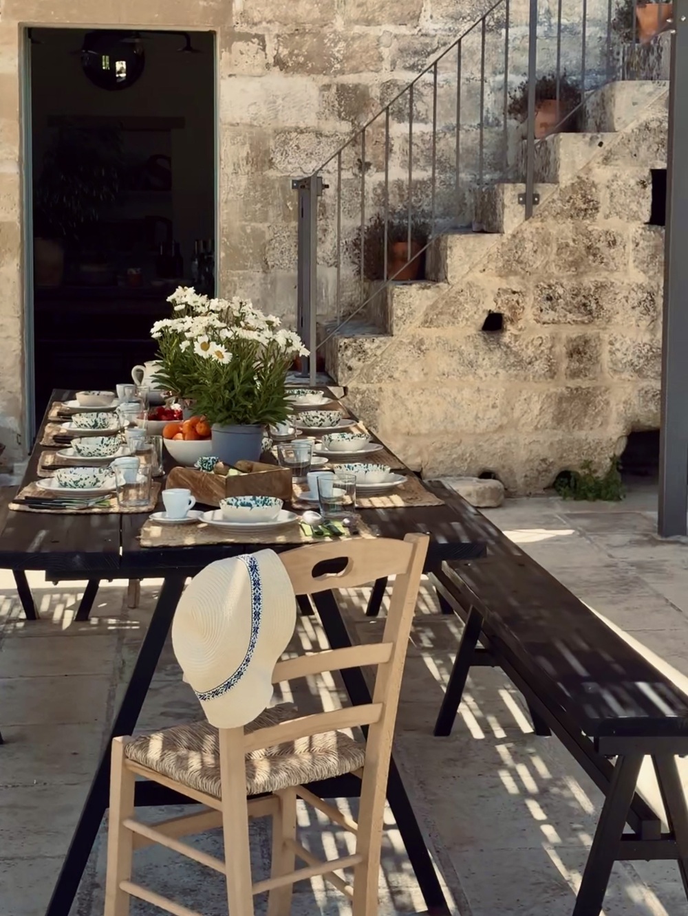 Dal Salento alla Tavola: 7 Tradizioni Che Ispirano l'Arte Italiana dell'Ospitalità