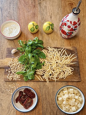 Zutaten für das traditionelle Rezept der Trofie mit Pesto Genovese